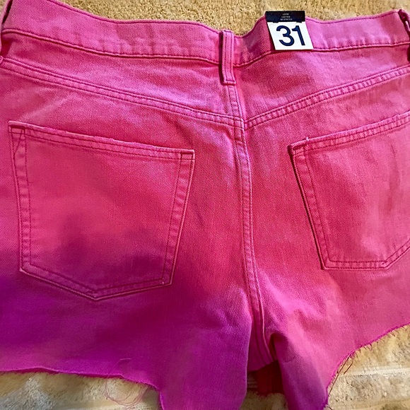 NWT Gap bright pink shorts, Size 31/12R Low Stride, self hem - Picture 2 of 5